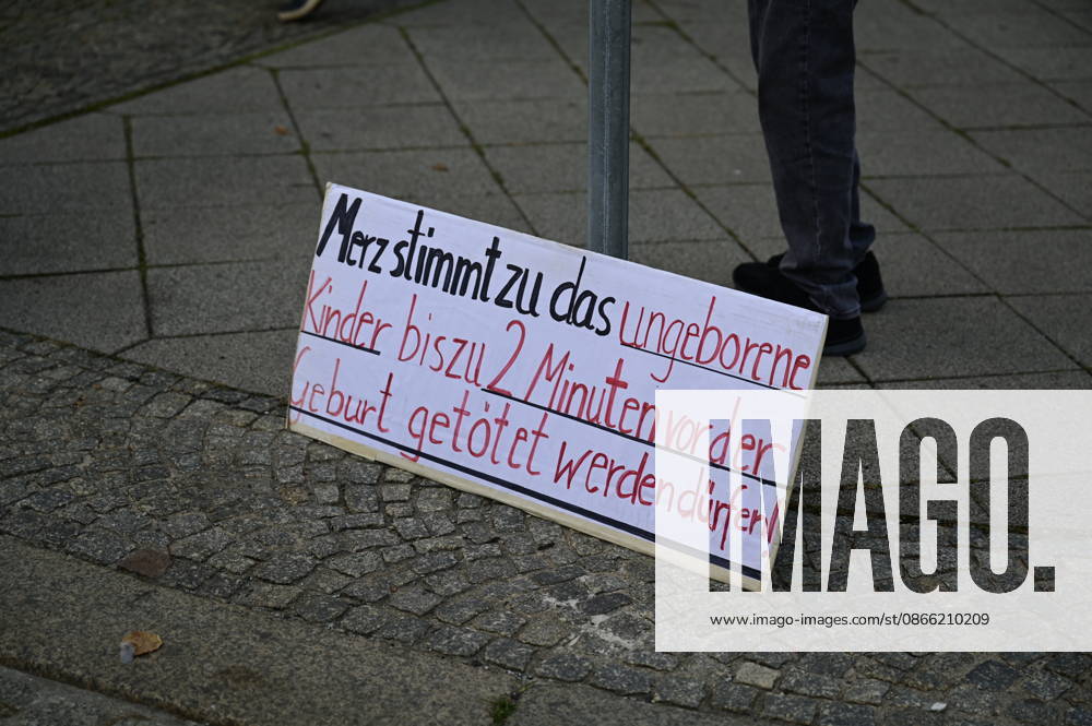 The traditional Monday demonstration in Görlitz, held today under the slogan 1,000 for Görlitz: Together, Peacefully, Visibly, with the stated goal of reaching the milestone of 1,000 participants at Postplatz. Background: The weekly Monday demonstrations in Görlitz are held under slogans call