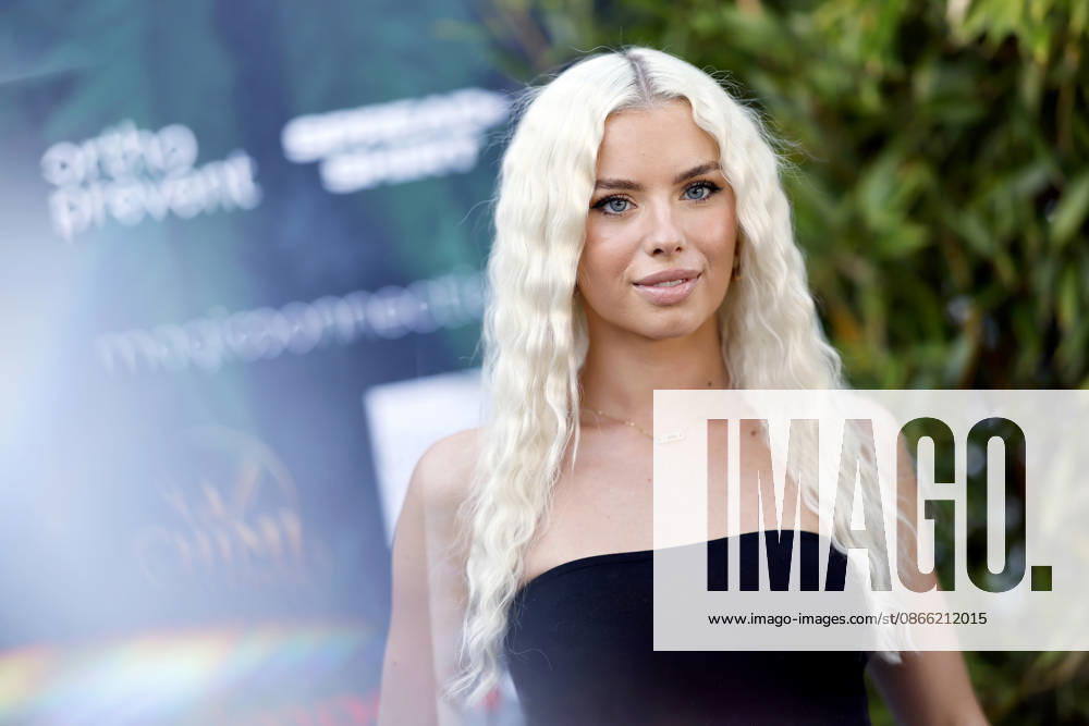 Influencer Kim Schiele and her sister Kim on the green carpet at the premiere of the JOYN series *Surviving Amazonas* at the Bootshaus in Cologne, September 7, 2026, North Rhine-Westphalia, Germany