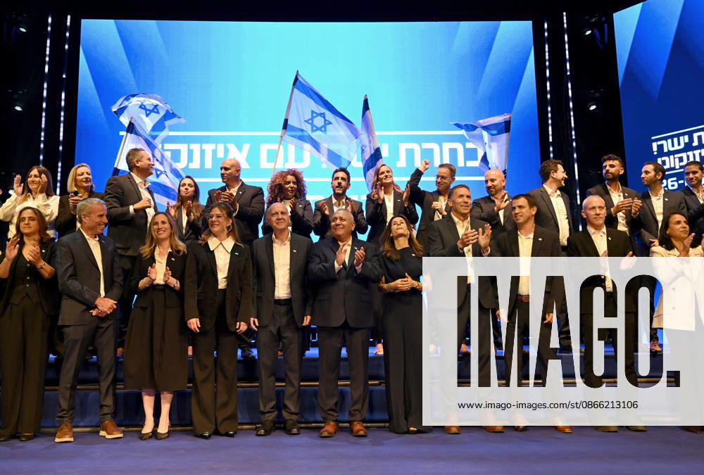 (C) Gadi Eisenkot, head of the Yashar, Straight, Party,applauds with members of his party at the end of a campaign event in Rosh HaAyin on Monday, September 7, 2026. Israelis will head to the polls on October 27, to vote for a new government for the 26th Knesset, Parliament. JER2026090716 DEBBIExHILL
