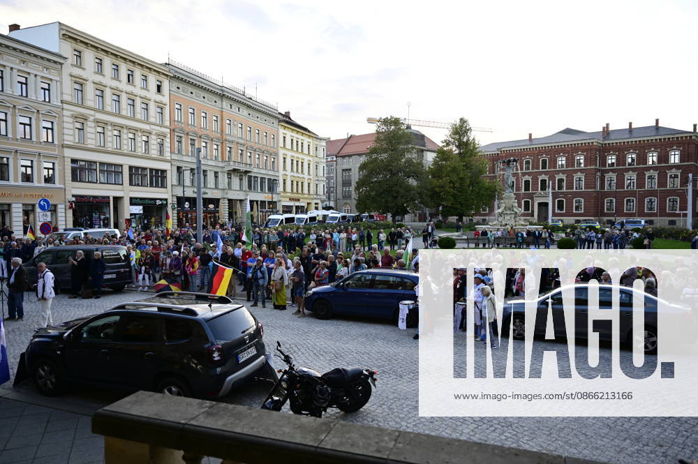 The traditional Monday demonstration in Görlitz, held today under the slogan 1,000 for Görlitz: Together, Peacefully, Visibly, with the stated goal of reaching the milestone of 1,000 participants at Postplatz. Background: The weekly Monday demonstrations in Görlitz are held under slogans call