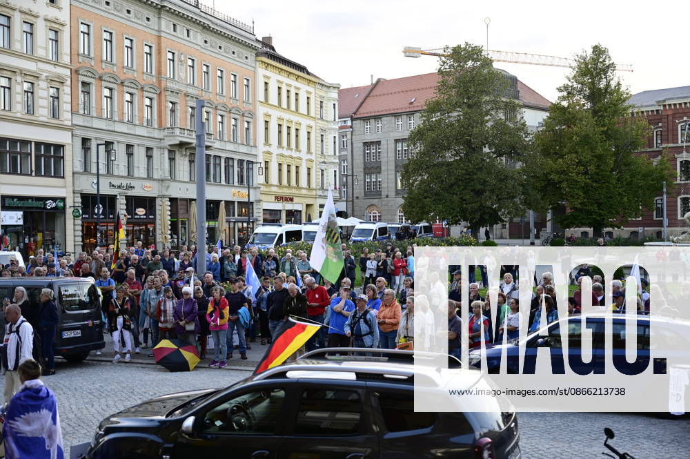 The traditional Monday demonstration in Görlitz, held today under the slogan 1,000 for Görlitz: Together, Peacefully, Visibly, with the stated goal of reaching the milestone of 1,000 participants at Postplatz. Background: The weekly Monday demonstrations in Görlitz are held under slogans call