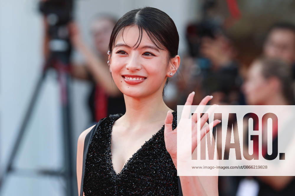 (260907) -- VENICE, Sept. 7, 2026 -- Japanese actress Natsuki Deguchi of the film Look Back poses at the red carpet before the premiere of the film during the 83rd Venice International Film Festival in Venice, Italy, Sept. 7, 2026. ) ITALY-VENICE-FILM FESTIVAL-LOOK BACK-PREMIERE WangxKaiyan