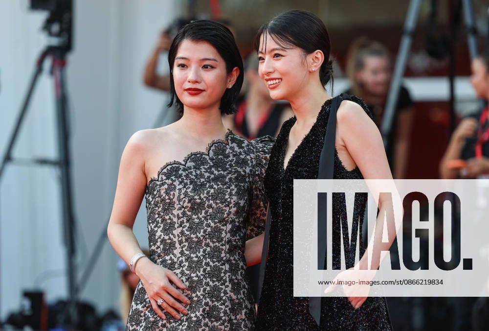 (260907) -- VENICE, Sept. 7, 2026 -- Japanese actress Aju Makita (L) and Natsuki Deguchi of the film Look Back pose at the red carpet before the premiere of the film during the 83rd Venice International Film Festival in Venice, Italy, Sept. 7, 2026. ) ITALY-VENICE-FILM FESTIVAL-LOOK BACK-PREMIERE WangxKaiyan