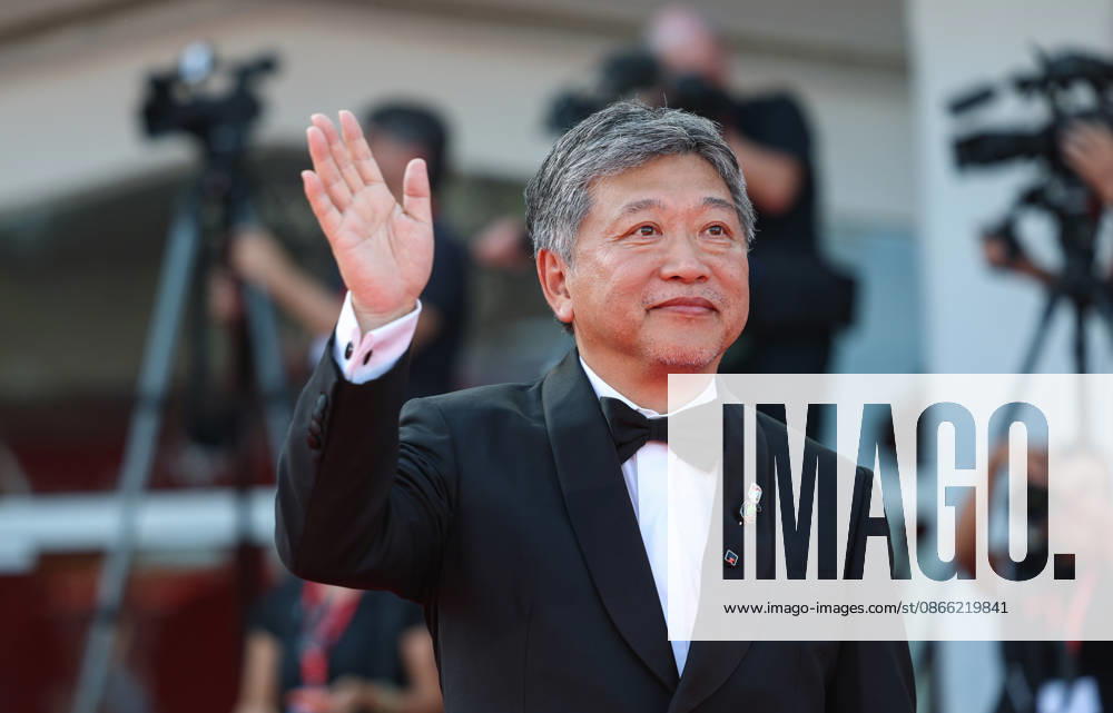 (260907) -- VENICE, Sept. 7, 2026 -- Japanese director Hirokazu Kore-eda of the film Look Back poses at the red carpet before the premiere of the film during the 83rd Venice International Film Festival in Venice, Italy, Sept. 7, 2026. ) ITALY-VENICE-FILM FESTIVAL-LOOK BACK-PREMIERE WangxKaiyan
