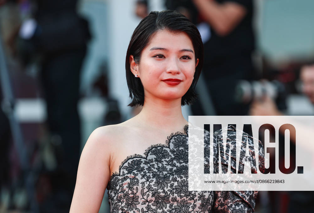 (260907) -- VENICE, Sept. 7, 2026 -- Japanese actress Aju Makita of the film Look Back poses at the red carpet before the premiere of the film during the 83rd Venice International Film Festival in Venice, Italy, Sept. 7, 2026. ) ITALY-VENICE-FILM FESTIVAL-LOOK BACK-PREMIERE WangxKaiyan