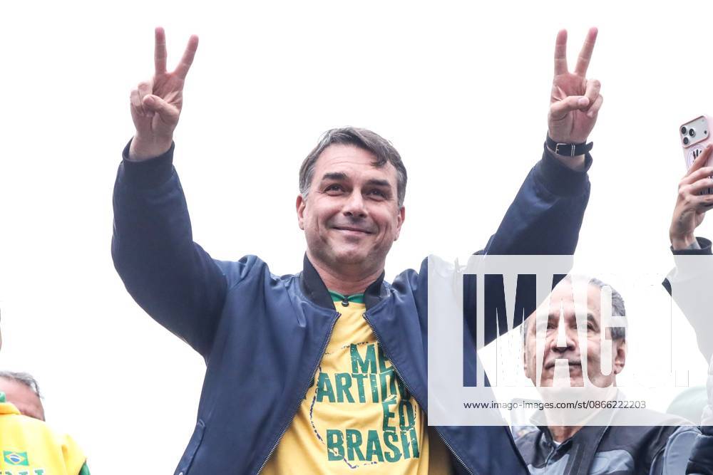 Presidential candidate Flavio Bolsonaro participates in a September 7th event on Paulista Avenue. Sao Paulo, SP. 07.09.2026 - Elections-2026 - Flavio Bolsonaro, presidential candidate for the PL party, during an Independence Day event calling for the removal of President Luiz Inacio Lula da Silva and Supreme Court Justice Alexandre de Moraes, on Paulista Avenue, in downtown Sao Paulo, this Monday, September 7, 2026.(Foto: Marina Uezima Brazil Photo Press Brazil Photo Press) INTERNATIONAL Sao Paulo Sao Paulo Brasil