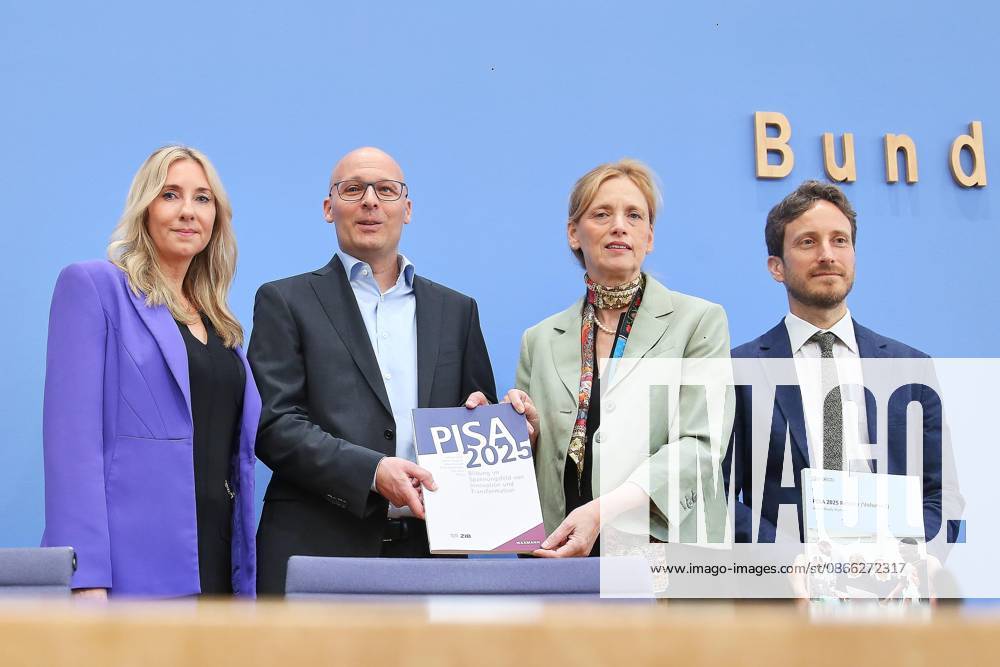 Federal Press Conference: Release of the Results of the 2025 PISA Study L R, Anna Stolz, Samuel Greiff, Federal Minister of Education, Family, Senior Citizens, Women, and Youth Karin Prien (CDU), Francesco Avvisati
