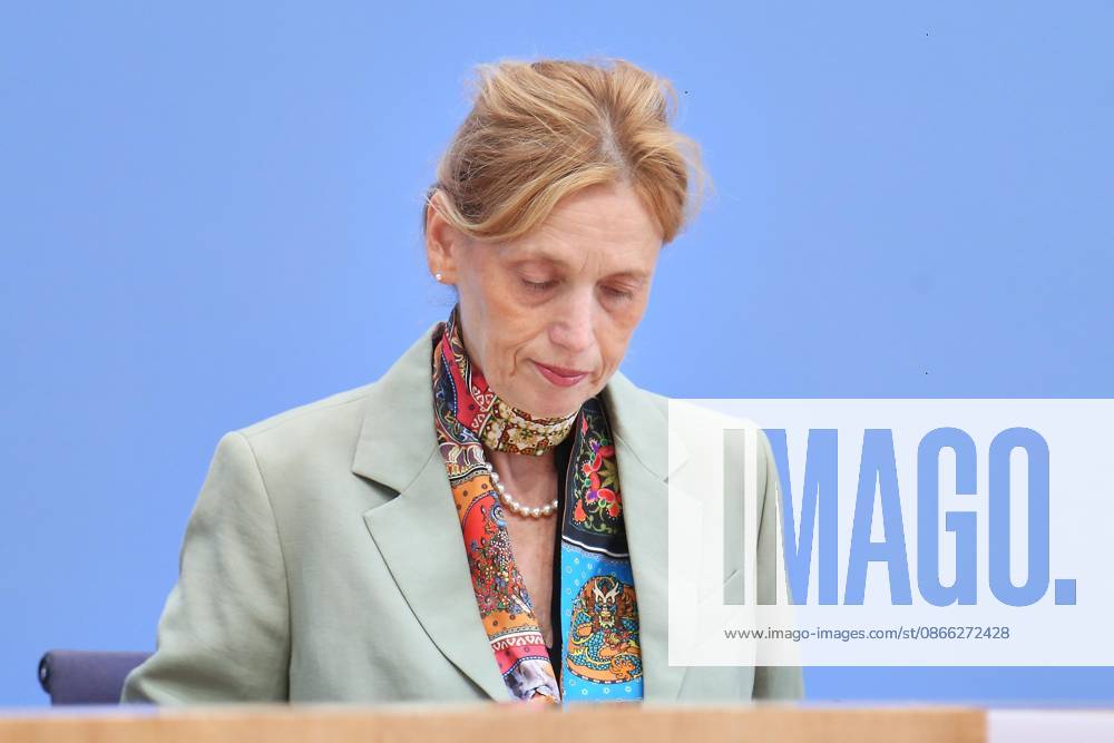 Federal Press Conference: Release of the Results of the 2025 PISA Study Federal Minister of Education, Family, Senior Citizens, Women, and Youth Karin Prien (CDU)
