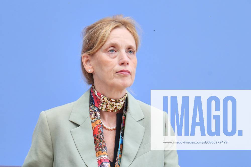 Federal Press Conference: Release of the Results of the 2025 PISA Study Federal Minister of Education, Family, Senior Citizens, Women, and Youth Karin Prien (CDU)