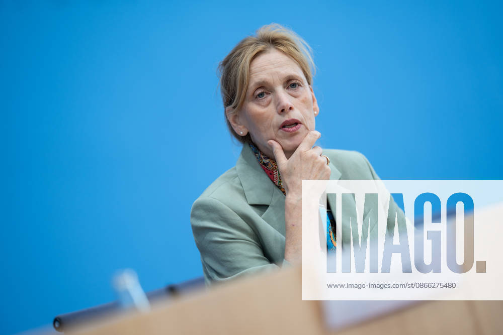 Karin Prien, Federal Minister of Education, Family, Senior Citizens, Women, and Youth, presents the results of the 2025 PISA study at the Federal Press Conference in Berlin. Release of the results of the 2025 PISA study, Berlin, Germany, at the Federal Press Conference Building