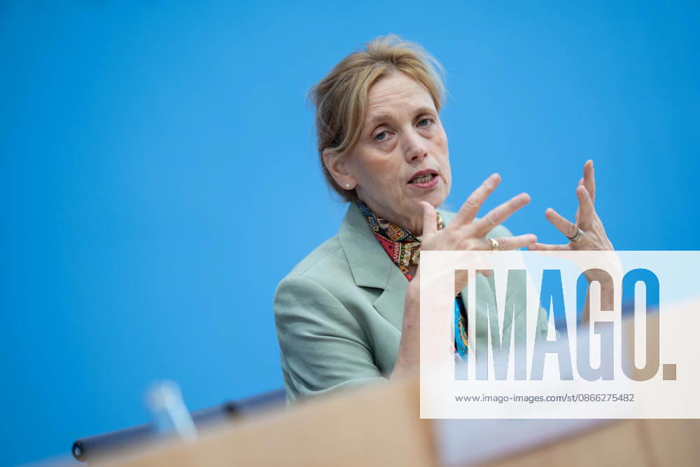 Karin Prien, Federal Minister of Education, Family, Senior Citizens, Women, and Youth, presents the results of the 2025 PISA study at the Federal Press Conference in Berlin. Release of the results of the 2025 PISA study, Berlin, Germany, at the Federal Press Conference Building