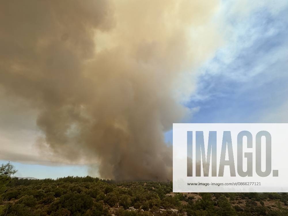 Wildfire breaks out in forested areas of Aksu and Kepez in Antalya ANTALYA, TURKIYE - SEPTEMBER 8: Firefighting teams battle a widespread wildfire spreading across forested areas in the Aksu and Kepez districts of Antalya, Turkiye, on September 8, 2026. Emergency crews deployed aircraft, water tenders, and ground personnel to conduct coordinated air and land containment operations as flames advanced rapidly through wooded terrain in the evening hours. Suleyman Elcin Anadolu Antalya Turkey. Editorial use only. Please get in touch for any other usage.