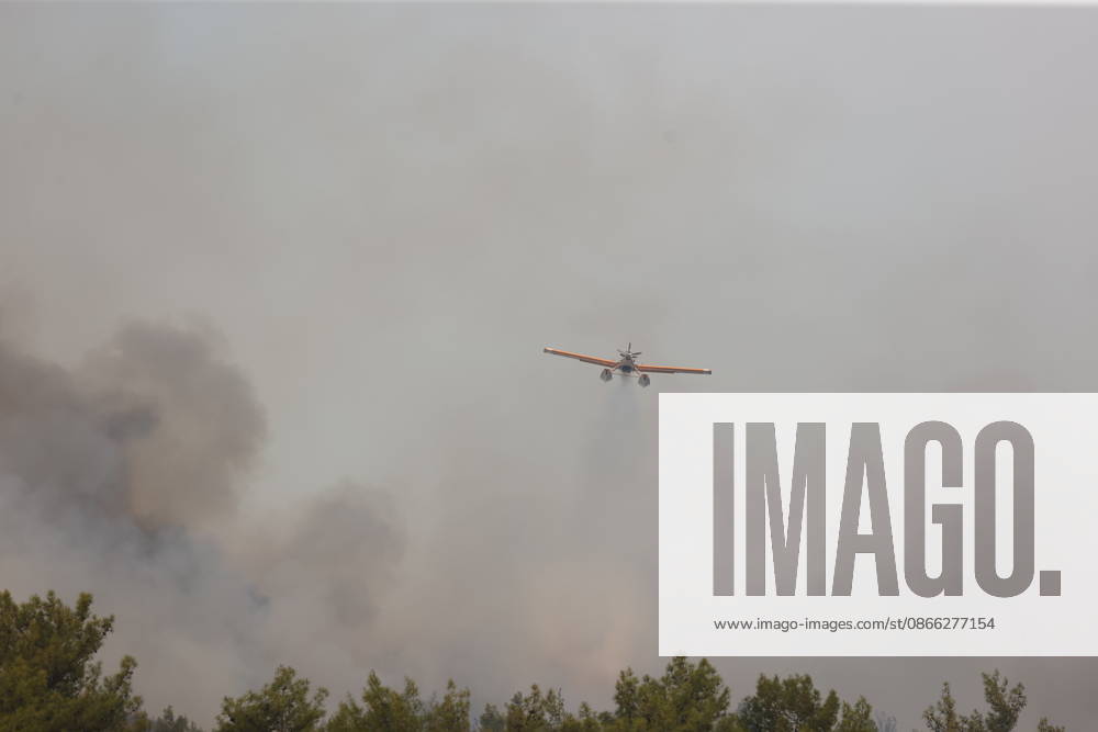 Wildfire breaks out in forested areas of Aksu and Kepez in Antalya ANTALYA, TURKIYE - SEPTEMBER 8: Firefighting teams battle a widespread wildfire spreading across forested areas in the Aksu and Kepez districts of Antalya, Turkiye, on September 8, 2026. Emergency crews deployed aircraft, water tenders, and ground personnel to conduct coordinated air and land containment operations as flames advanced rapidly through wooded terrain in the evening hours. Suleyman Elcin Anadolu Antalya Turkey. Editorial use only. Please get in touch for any other usage.