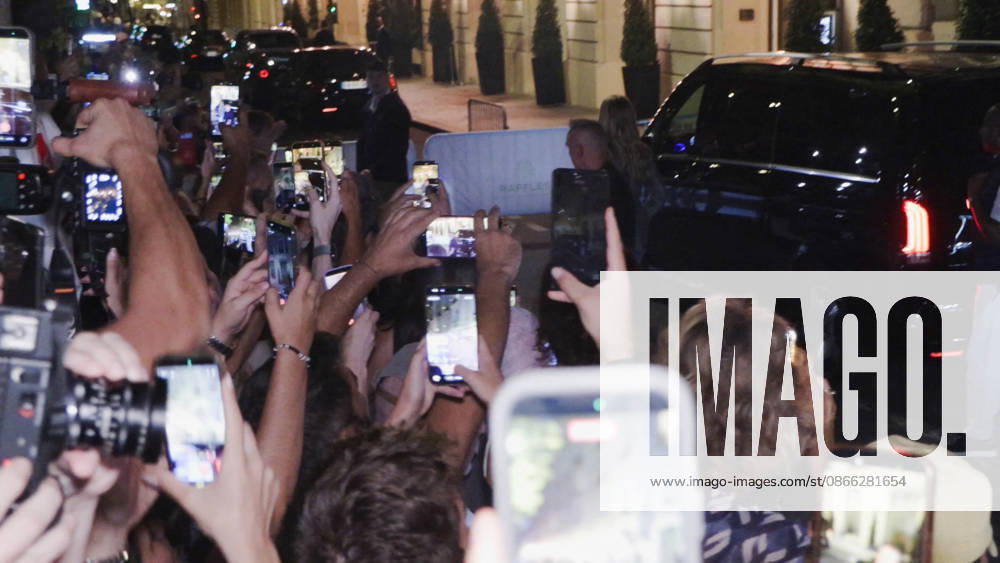 Celine Dion Steals the Show for The Crowd of Fans Gathered Outside Her Hotel - Paris Videograbs - Canadian singer Celine Dion greets, sings, and poses for selfies with hundreds of fans gathered every evening outside her hotel ahead of her 16-date historic residency at Paris La Défense Arena. Paris, France, September 8, 2026. Videograbs by CLPRESS ABACAPRESS.COM Paris Ile-de-France France