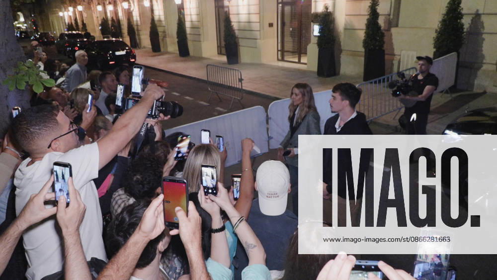 Celine Dion Steals the Show for The Crowd of Fans Gathered Outside Her Hotel - Paris Videograbs - Canadian singer Celine Dion greets, sings, and poses for selfies with hundreds of fans gathered every evening outside her hotel ahead of her 16-date historic residency at Paris La Défense Arena. Paris, France, September 8, 2026. Videograbs by CLPRESS ABACAPRESS.COM Paris Ile-de-France France