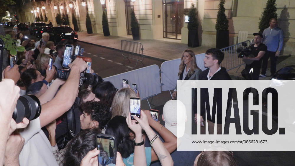 Celine Dion Steals the Show for The Crowd of Fans Gathered Outside Her Hotel - Paris Videograbs - Canadian singer Celine Dion greets, sings, and poses for selfies with hundreds of fans gathered every evening outside her hotel ahead of her 16-date historic residency at Paris La Défense Arena. Paris, France, September 8, 2026. Videograbs by CLPRESS ABACAPRESS.COM Paris Ile-de-France France