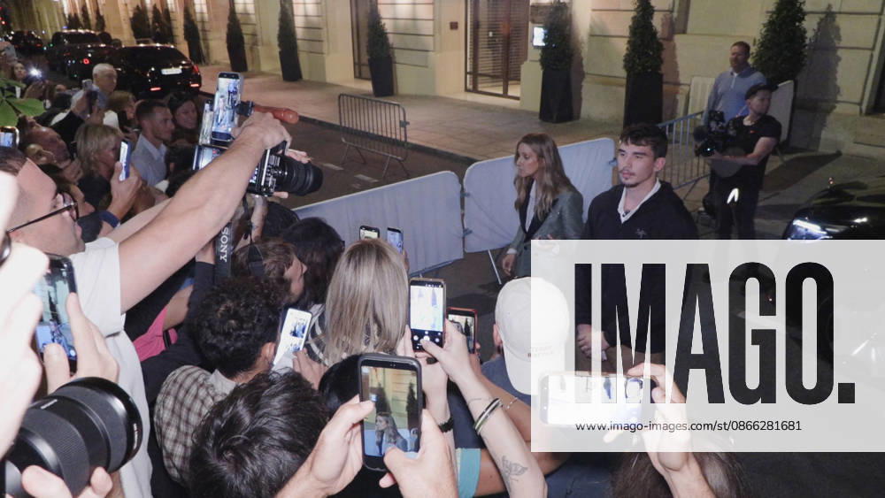 Celine Dion Steals the Show for The Crowd of Fans Gathered Outside Her Hotel - Paris Videograbs - Canadian singer Celine Dion greets, sings, and poses for selfies with hundreds of fans gathered every evening outside her hotel ahead of her 16-date historic residency at Paris La Défense Arena. Paris, France, September 8, 2026. Videograbs by CLPRESS ABACAPRESS.COM Paris Ile-de-France France