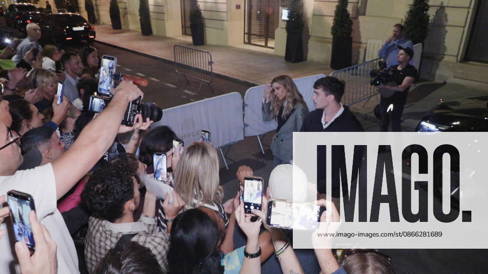 Celine Dion Steals the Show for The Crowd of Fans Gathered Outside Her Hotel - Paris Videograbs - Canadian singer Celine Dion greets, sings, and poses for selfies with hundreds of fans gathered every evening outside her hotel ahead of her 16-date historic residency at Paris La Défense Arena. Paris, France, September 8, 2026. Videograbs by CLPRESS ABACAPRESS.COM Paris Ile-de-France France