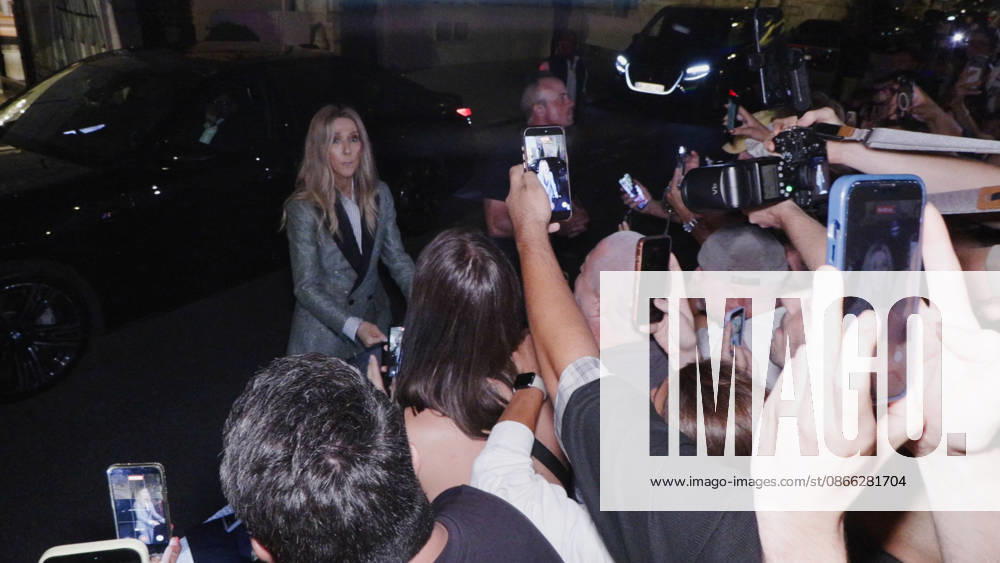 Celine Dion Steals the Show for The Crowd of Fans Gathered Outside Her Hotel - Paris Videograbs - Canadian singer Celine Dion greets, sings, and poses for selfies with hundreds of fans gathered every evening outside her hotel ahead of her 16-date historic residency at Paris La Défense Arena. Paris, France, September 8, 2026. Videograbs by CLPRESS ABACAPRESS.COM Paris Ile-de-France France