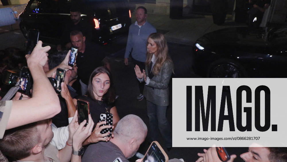 Celine Dion Steals the Show for The Crowd of Fans Gathered Outside Her Hotel - Paris Videograbs - Canadian singer Celine Dion greets, sings, and poses for selfies with hundreds of fans gathered every evening outside her hotel ahead of her 16-date historic residency at Paris La Défense Arena. Paris, France, September 8, 2026. Videograbs by CLPRESS ABACAPRESS.COM Paris Ile-de-France France