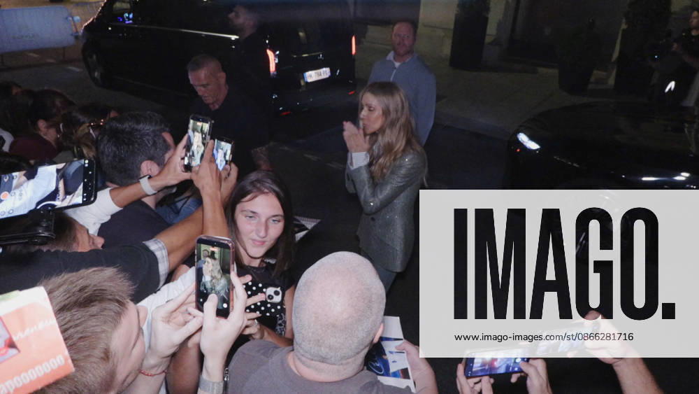 Celine Dion Steals the Show for The Crowd of Fans Gathered Outside Her Hotel - Paris Videograbs - Canadian singer Celine Dion greets, sings, and poses for selfies with hundreds of fans gathered every evening outside her hotel ahead of her 16-date historic residency at Paris La Défense Arena. Paris, France, September 8, 2026. Videograbs by CLPRESS ABACAPRESS.COM Paris Ile-de-France France