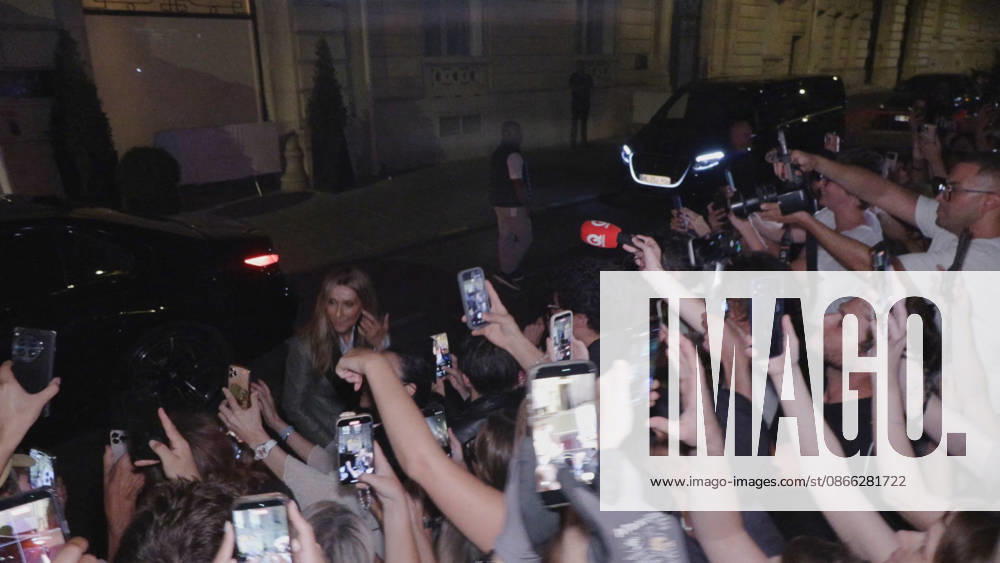 Celine Dion Steals the Show for The Crowd of Fans Gathered Outside Her Hotel - Paris Videograbs - Canadian singer Celine Dion greets, sings, and poses for selfies with hundreds of fans gathered every evening outside her hotel ahead of her 16-date historic residency at Paris La Défense Arena. Paris, France, September 8, 2026. Videograbs by CLPRESS ABACAPRESS.COM Paris Ile-de-France France