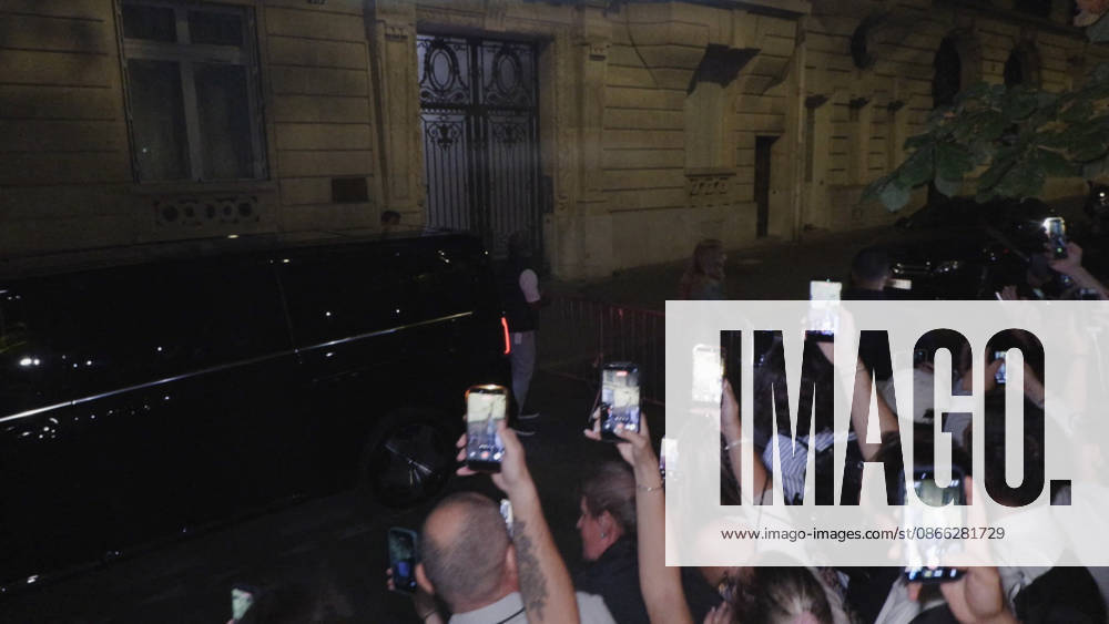 Celine Dion Steals the Show for The Crowd of Fans Gathered Outside Her Hotel - Paris Videograbs - Canadian singer Celine Dion greets, sings, and poses for selfies with hundreds of fans gathered every evening outside her hotel ahead of her 16-date historic residency at Paris La Défense Arena. Paris, France, September 8, 2026. Videograbs by CLPRESS ABACAPRESS.COM Paris Ile-de-France France