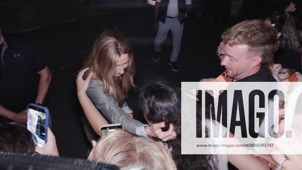 Celine Dion Steals the Show for The Crowd of Fans Gathered Outside Her Hotel - Paris Videograbs - Canadian singer Celine Dion greets, sings, and poses for selfies with hundreds of fans gathered every evening outside her hotel ahead of her 16-date historic residency at Paris La Défense Arena. Paris, France, September 8, 2026. Videograbs by CLPRESS ABACAPRESS.COM Paris Ile-de-France France