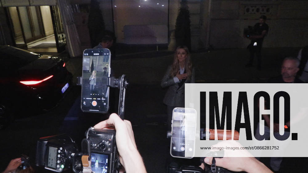 Celine Dion Steals the Show for The Crowd of Fans Gathered Outside Her Hotel - Paris Videograbs - Canadian singer Celine Dion greets, sings, and poses for selfies with hundreds of fans gathered every evening outside her hotel ahead of her 16-date historic residency at Paris La Défense Arena. Paris, France, September 8, 2026. Videograbs by CLPRESS ABACAPRESS.COM Paris Ile-de-France France