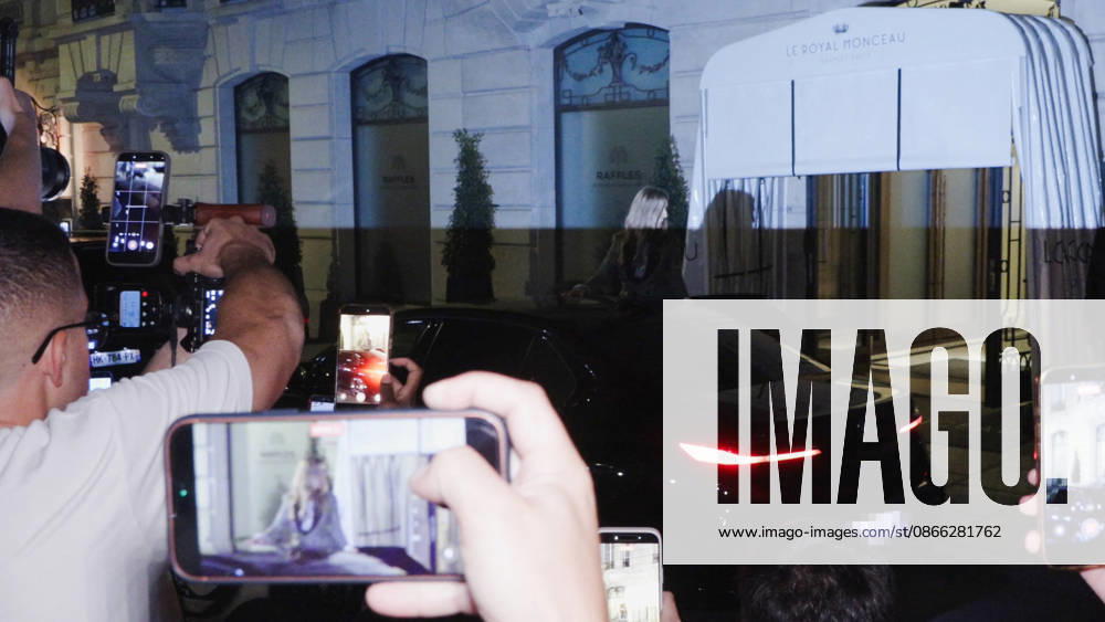 Celine Dion Steals the Show for The Crowd of Fans Gathered Outside Her Hotel - Paris Videograbs - Canadian singer Celine Dion greets, sings, and poses for selfies with hundreds of fans gathered every evening outside her hotel ahead of her 16-date historic residency at Paris La Défense Arena. Paris, France, September 8, 2026. Videograbs by CLPRESS ABACAPRESS.COM Paris Ile-de-France France