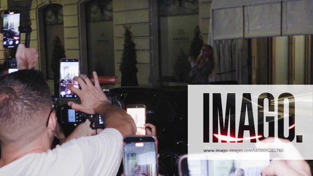 Celine Dion Steals the Show for The Crowd of Fans Gathered Outside Her Hotel - Paris Videograbs - Canadian singer Celine Dion greets, sings, and poses for selfies with hundreds of fans gathered every evening outside her hotel ahead of her 16-date historic residency at Paris La Défense Arena. Paris, France, September 8, 2026. Videograbs by CLPRESS ABACAPRESS.COM Paris Ile-de-France France