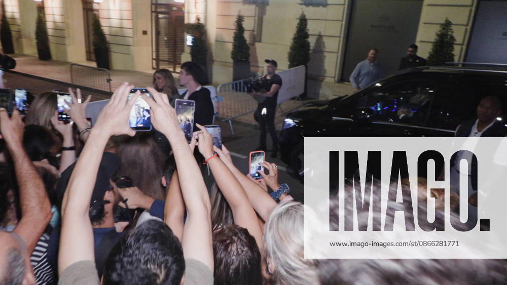 Celine Dion Steals the Show for The Crowd of Fans Gathered Outside Her Hotel - Paris Videograbs - Canadian singer Celine Dion greets, sings, and poses for selfies with hundreds of fans gathered every evening outside her hotel ahead of her 16-date historic residency at Paris La Défense Arena. Paris, France, September 8, 2026. Videograbs by CLPRESS ABACAPRESS.COM Paris Ile-de-France France