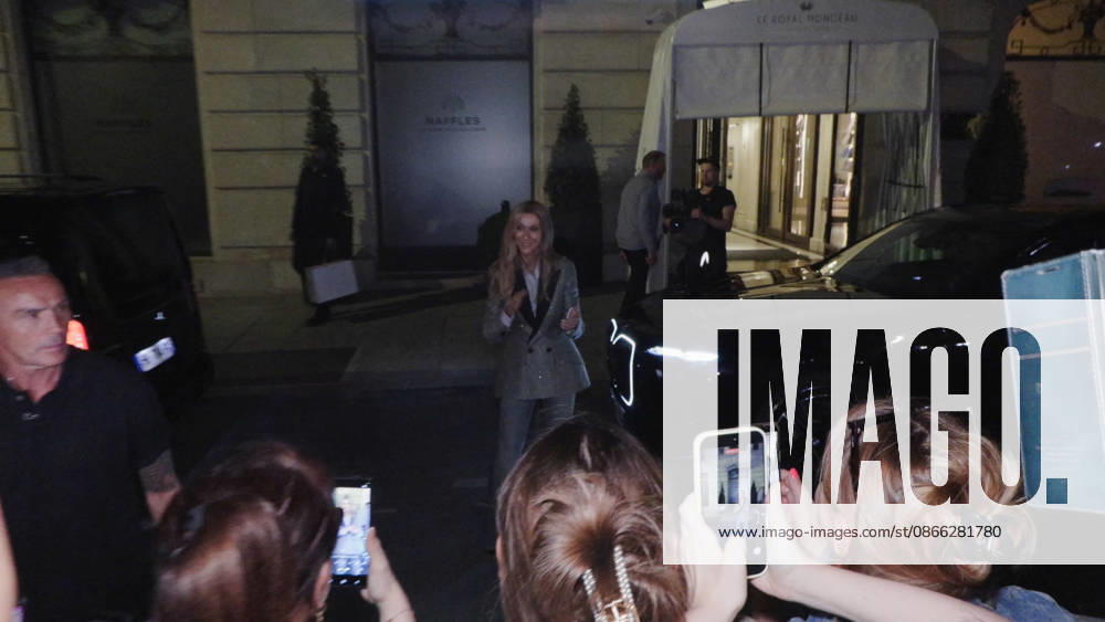 Celine Dion Steals the Show for The Crowd of Fans Gathered Outside Her Hotel - Paris Videograbs - Canadian singer Celine Dion greets, sings, and poses for selfies with hundreds of fans gathered every evening outside her hotel ahead of her 16-date historic residency at Paris La Défense Arena. Paris, France, September 8, 2026. Videograbs by CLPRESS ABACAPRESS.COM Paris Ile-de-France France