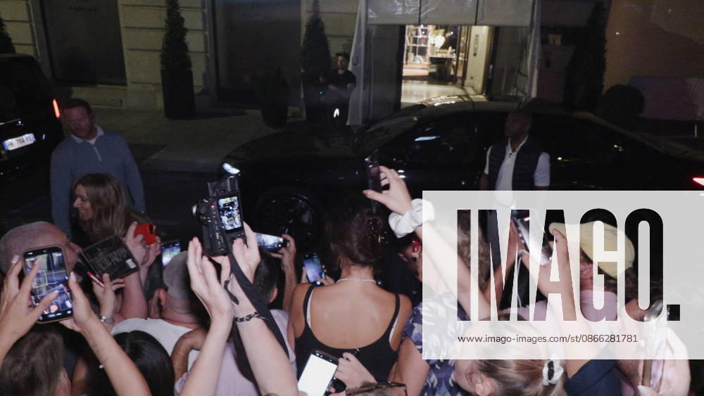Celine Dion Steals the Show for The Crowd of Fans Gathered Outside Her Hotel - Paris Videograbs - Canadian singer Celine Dion greets, sings, and poses for selfies with hundreds of fans gathered every evening outside her hotel ahead of her 16-date historic residency at Paris La Défense Arena. Paris, France, September 8, 2026. Videograbs by CLPRESS ABACAPRESS.COM Paris Ile-de-France France