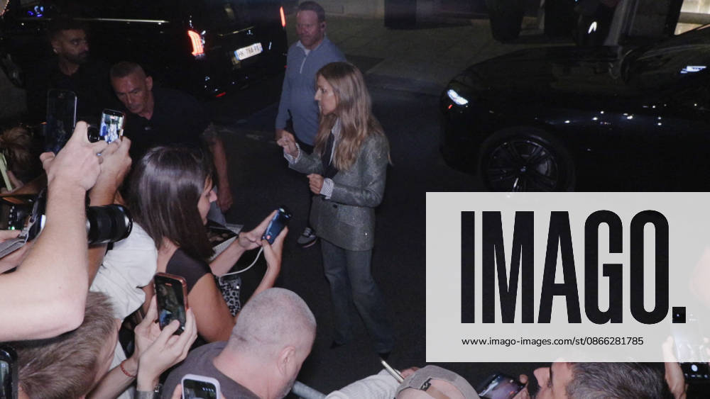 Celine Dion Steals the Show for The Crowd of Fans Gathered Outside Her Hotel - Paris Videograbs - Canadian singer Celine Dion greets, sings, and poses for selfies with hundreds of fans gathered every evening outside her hotel ahead of her 16-date historic residency at Paris La Défense Arena. Paris, France, September 8, 2026. Videograbs by CLPRESS ABACAPRESS.COM Paris Ile-de-France France