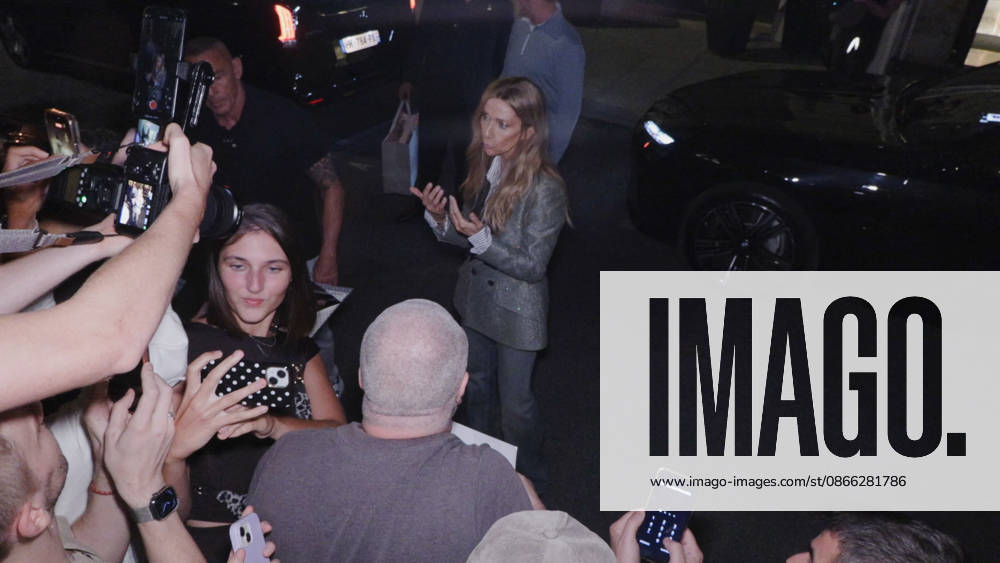 Celine Dion Steals the Show for The Crowd of Fans Gathered Outside Her Hotel - Paris Videograbs - Canadian singer Celine Dion greets, sings, and poses for selfies with hundreds of fans gathered every evening outside her hotel ahead of her 16-date historic residency at Paris La Défense Arena. Paris, France, September 8, 2026. Videograbs by CLPRESS ABACAPRESS.COM Paris Ile-de-France France