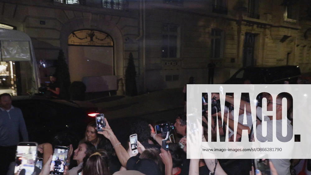 Celine Dion Steals the Show for The Crowd of Fans Gathered Outside Her Hotel - Paris Videograbs - Canadian singer Celine Dion greets, sings, and poses for selfies with hundreds of fans gathered every evening outside her hotel ahead of her 16-date historic residency at Paris La Défense Arena. Paris, France, September 8, 2026. Videograbs by CLPRESS ABACAPRESS.COM Paris Ile-de-France France