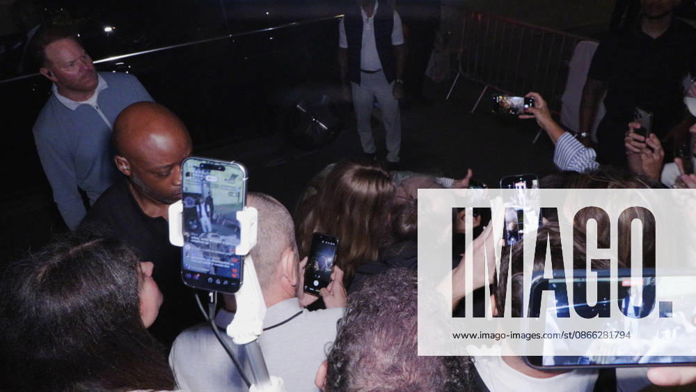 Celine Dion Steals the Show for The Crowd of Fans Gathered Outside Her Hotel - Paris Videograbs - Canadian singer Celine Dion greets, sings, and poses for selfies with hundreds of fans gathered every evening outside her hotel ahead of her 16-date historic residency at Paris La Défense Arena. Paris, France, September 8, 2026. Videograbs by CLPRESS ABACAPRESS.COM Paris Ile-de-France France