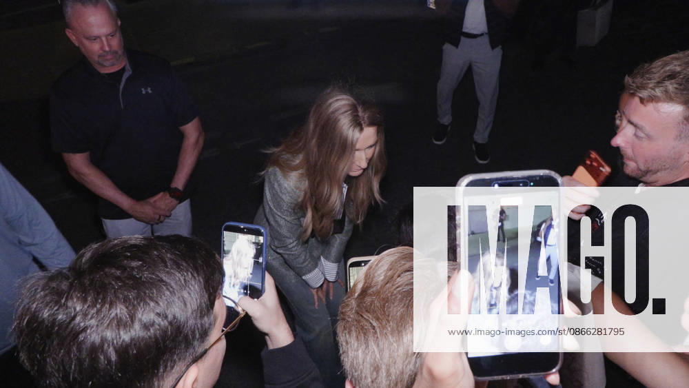Celine Dion Steals the Show for The Crowd of Fans Gathered Outside Her Hotel - Paris Videograbs - Canadian singer Celine Dion greets, sings, and poses for selfies with hundreds of fans gathered every evening outside her hotel ahead of her 16-date historic residency at Paris La Défense Arena. Paris, France, September 8, 2026. Videograbs by CLPRESS ABACAPRESS.COM Paris Ile-de-France France