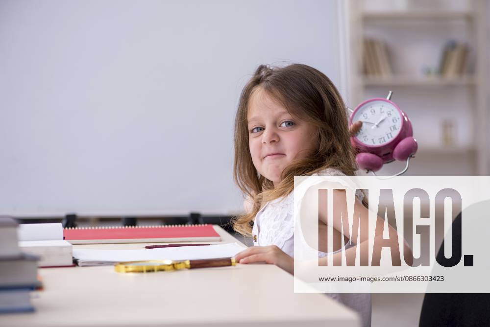 Kleines Mädchen bereitet sich zu Hause auf Prüfungen vor Little girl preparing for exams at home