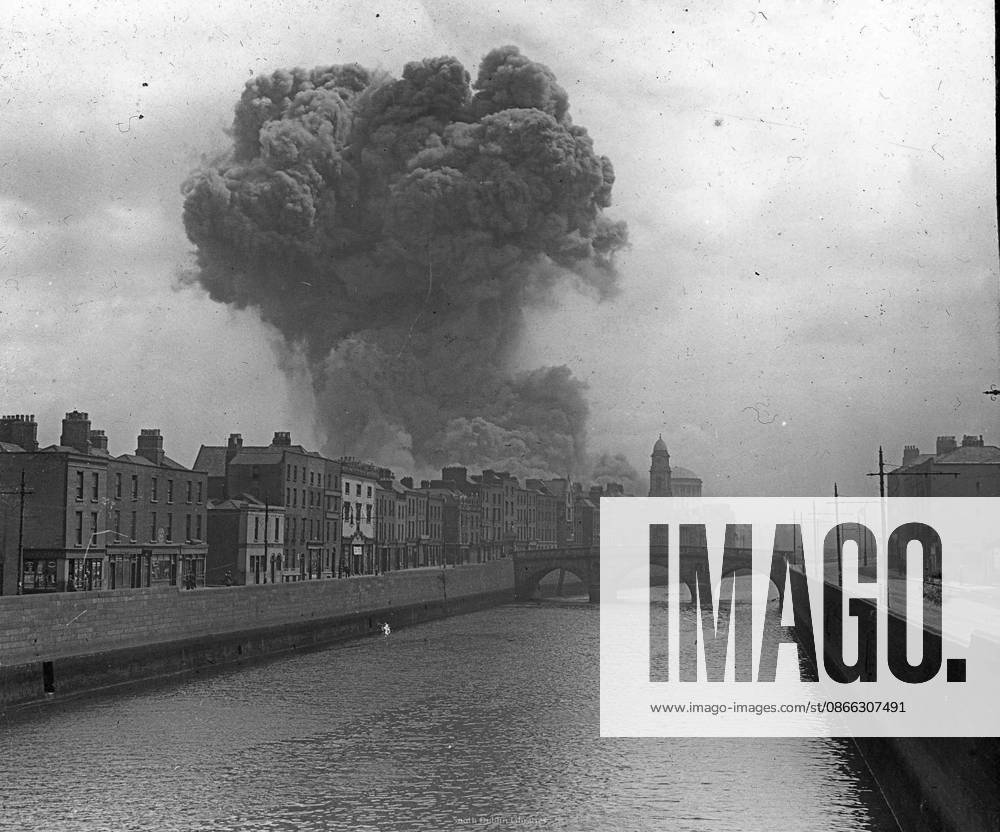 Explosion at the Four Courts. The battle of Dublin: The image shows an Explosion at the Four Courts, during the Irish Civil War 1922. Editorial use only. All other uses to be cleared with the copyright owner (World History Archive), in advance., WHA_051_0772.jpg, Irish Civil War; Battle of Dublin; Four Courts; Irish War of Independence legacy; Irish Free State; Anti-Treaty forces; Pro-Treaty forces; 1922; Dublin history; Irish political violence; Civil conflict in Ireland; Irish revolutionary period; Military history of Ireland; Urban combat; British withdrawal aftermath; Michael Collins; Arthur Griffith; Collins?de Valera split; Treaty debate; National Army; Four Courts Barracks; Dublin uprising; Irish state formatio