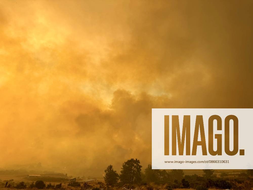 Firefighting continues against forest fire in Antalya ANTALYA, TURKIYE - SEPTEMBER 8: Firefighting teams work from the air and ground to extinguish a forest fire that broke out in the Aksu and Kepez districts and spread across a wide area in Antalya, Turkiye, on September 8, 2026. Ayse Yildiz Anadolu Antalya Turkey. Editorial use only. Please get in touch for any other usage.