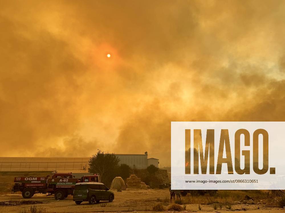 Firefighting continues against forest fire in Antalya ANTALYA, TURKIYE - SEPTEMBER 8: Firefighting teams work from the air and ground to extinguish a forest fire that broke out in the Aksu and Kepez districts and spread across a wide area in Antalya, Turkiye, on September 8, 2026. Ayse Yildiz Anadolu Antalya Turkey. Editorial use only. Please get in touch for any other usage.