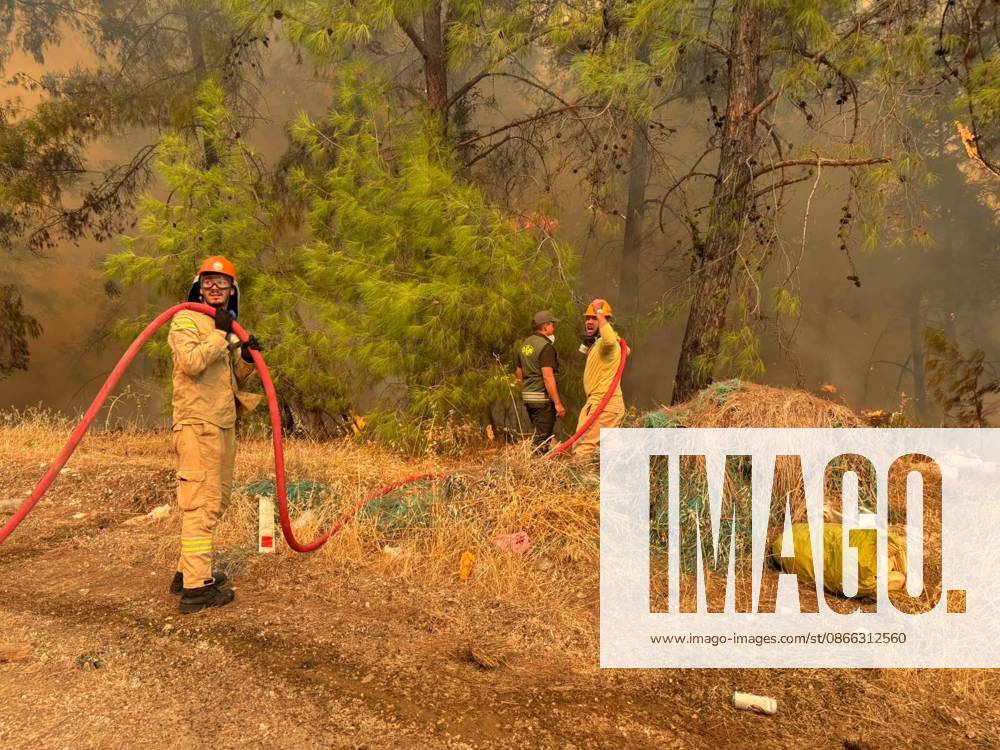 Firefighting continues against forest fire in Antalya ANTALYA, TURKIYE - SEPTEMBER 8: Firefighting teams work from the air and ground to extinguish a forest fire that broke out in Kumluca district and spread across a wide area in Antalya, Turkiye, on September 8, 2026. Mehmet Cakmak Anadolu Antalya Turkey. Editorial use only. Please get in touch for any other usage.