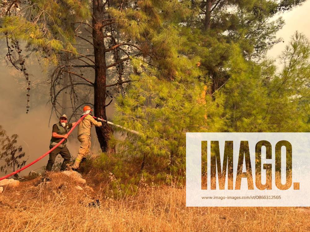 Firefighting continues against forest fire in Antalya ANTALYA, TURKIYE - SEPTEMBER 8: Firefighting teams work from the air and ground to extinguish a forest fire that broke out in Kumluca district and spread across a wide area in Antalya, Turkiye, on September 8, 2026. Mehmet Cakmak Anadolu Antalya Turkey. Editorial use only. Please get in touch for any other usage.