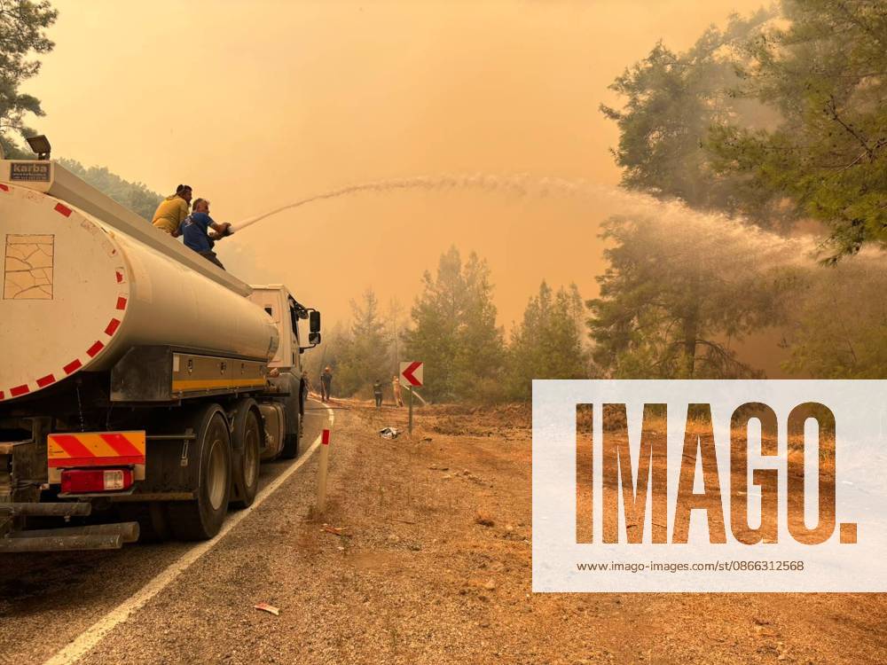 Firefighting continues against forest fire in Antalya ANTALYA, TURKIYE - SEPTEMBER 8: Firefighting teams work from the air and ground to extinguish a forest fire that broke out in Kumluca district and spread across a wide area in Antalya, Turkiye, on September 8, 2026. Mehmet Cakmak Anadolu Antalya Turkey. Editorial use only. Please get in touch for any other usage.
