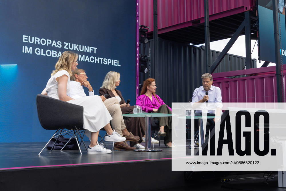 DIGITAL X 2026 im Rheinauhafen Köln - 08.09.26 Vorsitzende des Deutschen Ethikrats a. D., Professorin für Ethik in der Medizin (TUM) Prof. Dr. Alena BUYX, Direktor der FUTURZWEI. Stiftung Zukunftsfähigkeit Prof. Dr. Harald WELZER, Unternehmerin und Investorin, Jurorin Die Höhle der Löwen Janna ENSTHALER, Research Director am NATO Defense College Rom Dr. Florence GAUB und Bundestagsabgeordneter, ehemaliger Bundeswirtschaftsminister und Vizekanzler Robert HABECK (Bündnis 90 Die Grünen) - Besucherinnen und Besucher informieren sich bei der DIGITAL X 2026, der jährlichen Digitalisierungsveranstaltung der Deutschen Telekom, im Rheinauhafen in Köln. Unter dem Motto Navigate What s Next dreht sich alles um Künstliche Intelligenz,