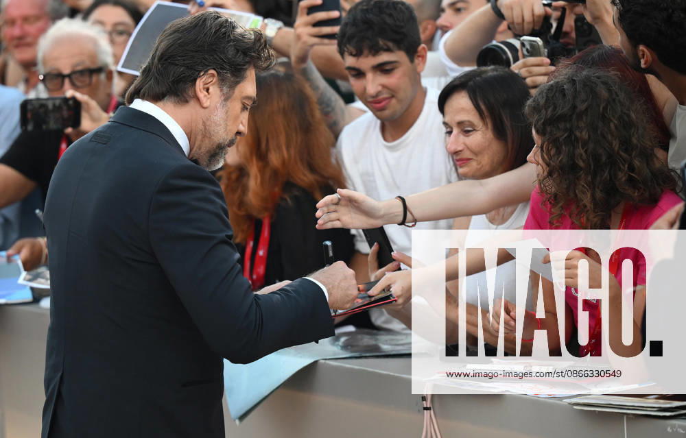 Spanish actor Javier Bardem signs autographs as he arrives for the premiere of Bunker during the 83rd Venice Film Festival in Venice, Italy, 08 September 2026. The movie is presented in official competition Venezia 83 at the festival running from 02 to 12 September 2026. ANSA ETTORE FERRARI. Venice ITALY - ZUMAa110 20260908_zaf_a110_059