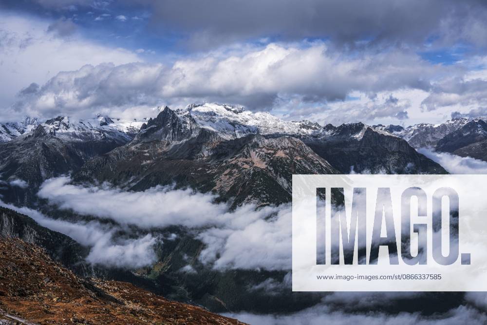 Schweizer Alpenlandschaft mit schneebedeckten Gipfeln, umgeben von Wolken Swiss alpine landscape with snow-covered peaks surrounded by clouds