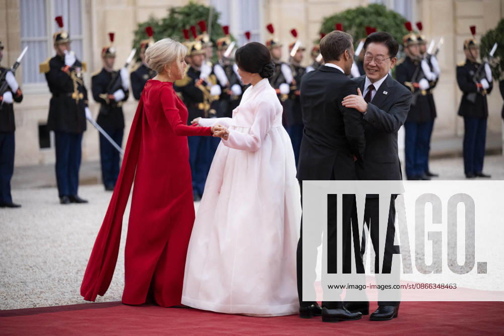 French State dinner for South Korea s President - Paris France s President Emmanuel Macron and his wife Brigitte Macron welcome South Korea s President Lee Jae Myung and his wife Kim Hye Kyung before for a State dinner organised by France s President Emmanuel Macron for South Korea s President Lee Jae Myung at the Elysee Presidential Palace, in Paris on September 8, 2026.Photo by Eliot Blondet ABACAPRESS.COM Paris France France